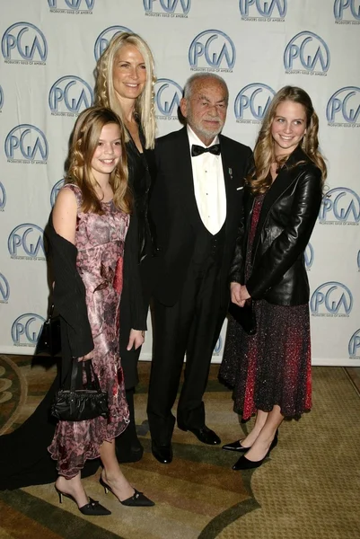 Dino De Laurentiis, wife Martha and daugthers Dina and Carolyna — Stock Photo, Image