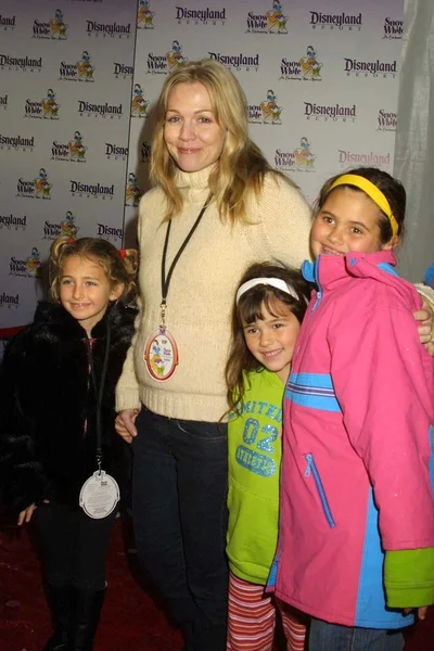 Jennie Garth with daughter Luca Bella and friends — Stock Photo, Image