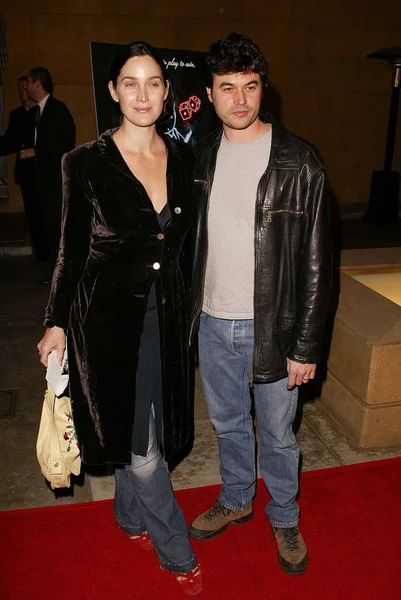 Carrie-Anne Moss e il marito Steven Roy — Foto Stock
