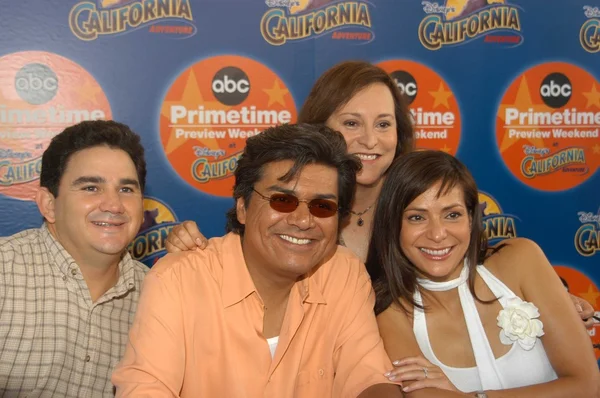 Valente Rodriguez, George Lopez, Belita Moreno y Constance Marie — Foto de Stock