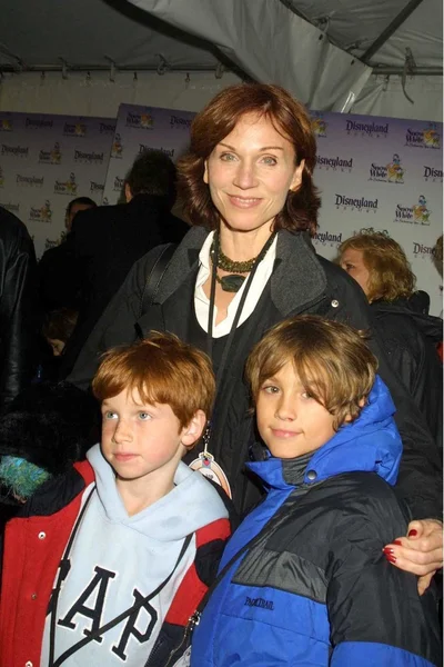 Marilu henner mit söhnen nikolaus und josef — Stockfoto