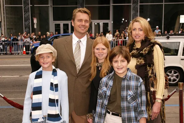 John Schneider y su familia — Foto de Stock
