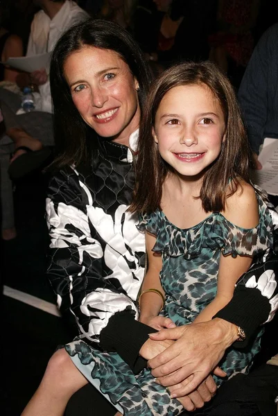 Mimi Rogers and daughter Lucy — Stock Photo, Image