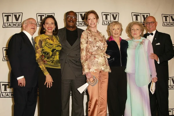 Ed Asner, Valerie Harper, John Amos, Mary Tyler Moore, Cloris Leachman, Betty White ja Gavin MacLeod — kuvapankkivalokuva