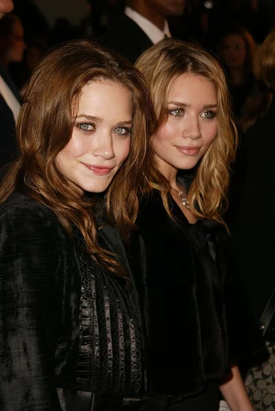 Mary-Kate e Ashley Olsen — Fotografia de Stock