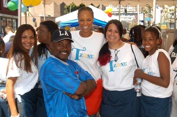 Tyra Banks avec des bénévoles — Photo