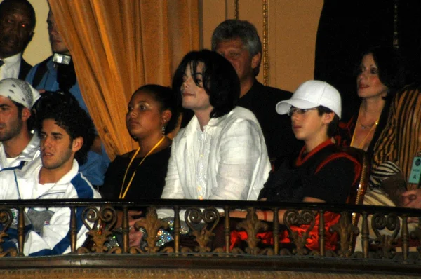 Michael Jackson viendo el espectáculo teatral —  Fotos de Stock