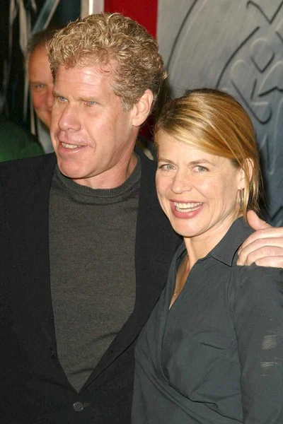 Ron Perlman and Linda Hamilton — Stock Photo, Image