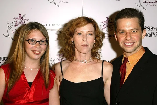 Jon Cryer com a esposa Sarah Trigger e sobrinha Hallie Rose — Fotografia de Stock