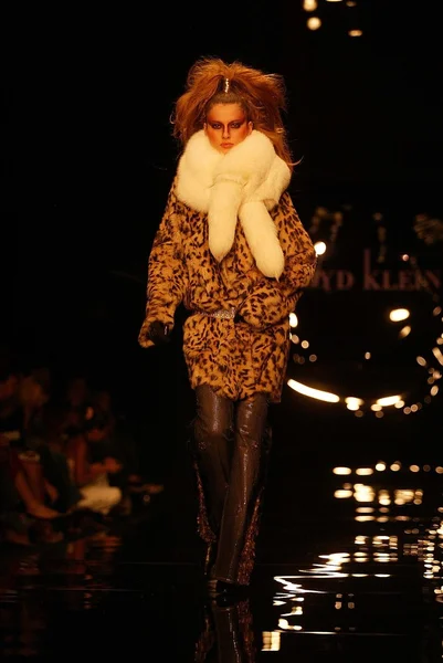 Lloyd Klein sfilata di moda — Foto Stock