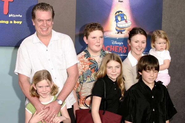 Christopher McDonald, su esposa Lupe y sus hijos — Foto de Stock