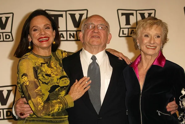 Valerie harper, ed asner en cloris leachman — Stockfoto