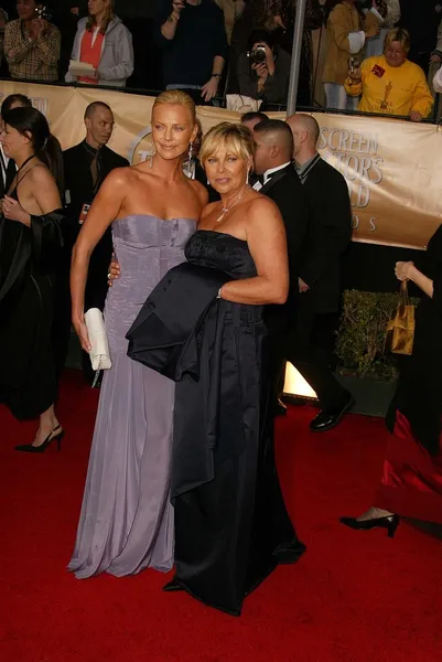 Charlize Theron e mãe Gerda — Fotografia de Stock