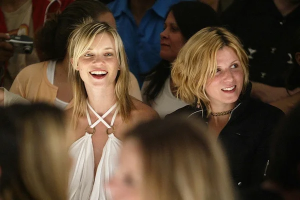 Amy Smart e amiga — Fotografia de Stock