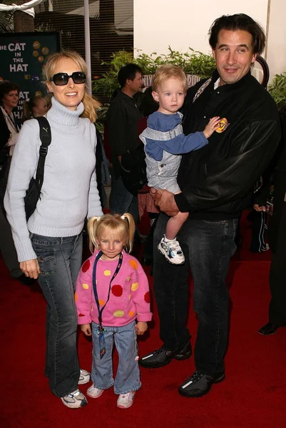 Chynna Phillips com Billy Baldwin e família — Fotografia de Stock