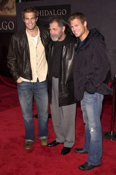 George and Geoff Stults with their father — Stock Photo, Image