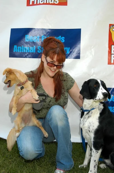 Sara Rue with Lil Bosquick and Bucket — Stock Photo, Image