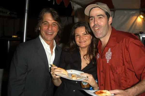 Tony Danza con Adam Carolla y su esposa Lynette —  Fotos de Stock