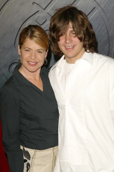 Linda Hamilton y su hijo Dalton Abbott — Foto de Stock