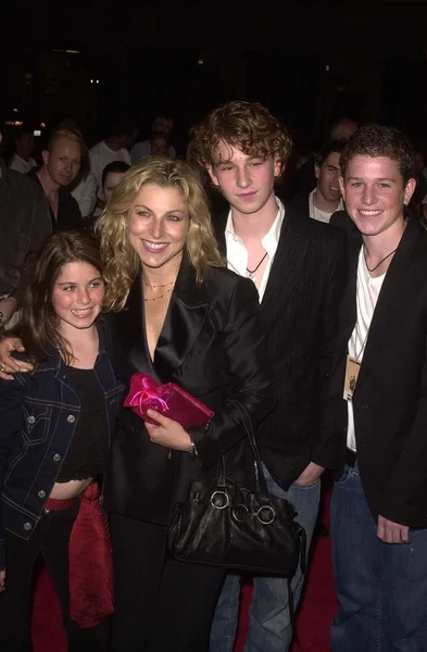 Tatum O'Neal avec les enfants Emily, Kevin et Sean — Photo