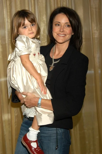Christa Miller with daughter Charlotte — Stock Photo, Image