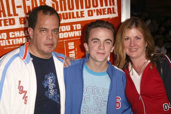Frankie Muniz with his parents Frank and Denise — Stock Photo, Image