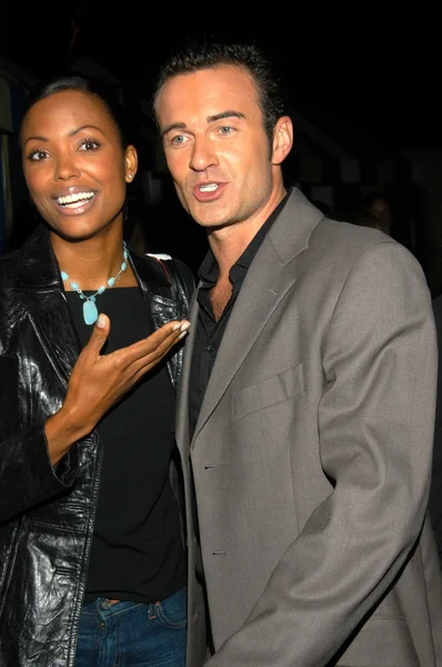 Aisha tyler i julian mcmahon — Zdjęcie stockowe