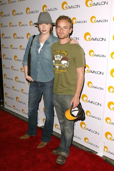 Laura prepon en chris masterson — Stockfoto