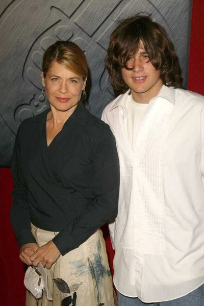 Linda hamilton en zoon dalton abbott — Stockfoto