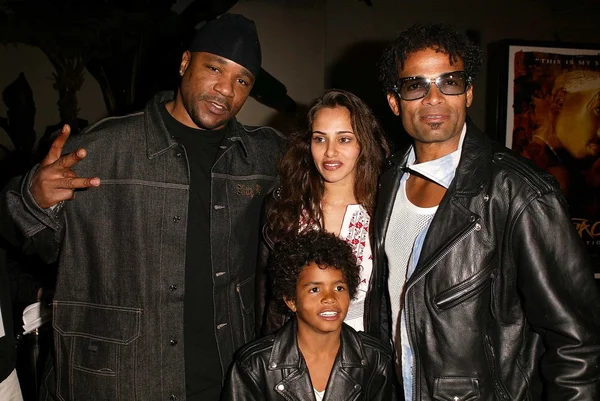 Big Syke con Mario Van Peebles e la famiglia — Foto Stock