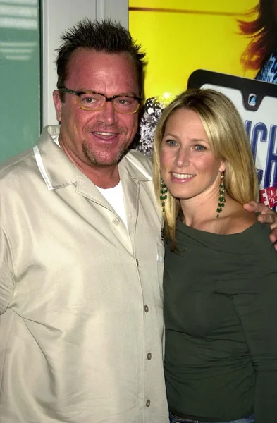 Tom Arnold and wife — Stockfoto