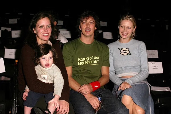 Ione Skye con su hija Kate, su hermano Donovan Leitch y su esposa Kirsty Hume —  Fotos de Stock