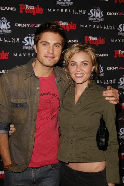 Eric Winter e sua esposa Allison — Fotografia de Stock