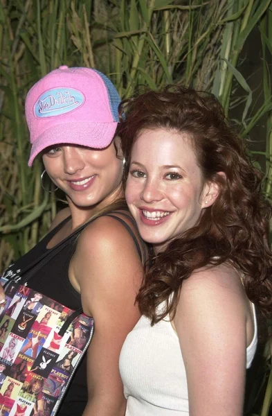 Kaley Cuoco y Amy Davidson —  Fotos de Stock