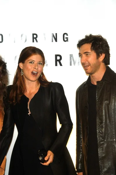 Debra messing och dylan mcdermott — Stockfoto