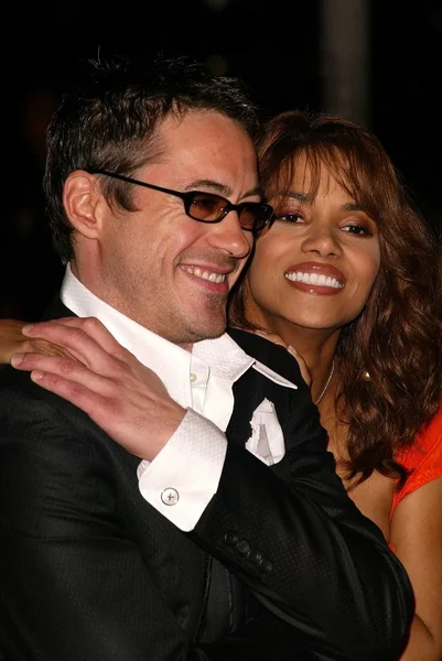 Halle Berry y Robert Downey Jr. . — Foto de Stock