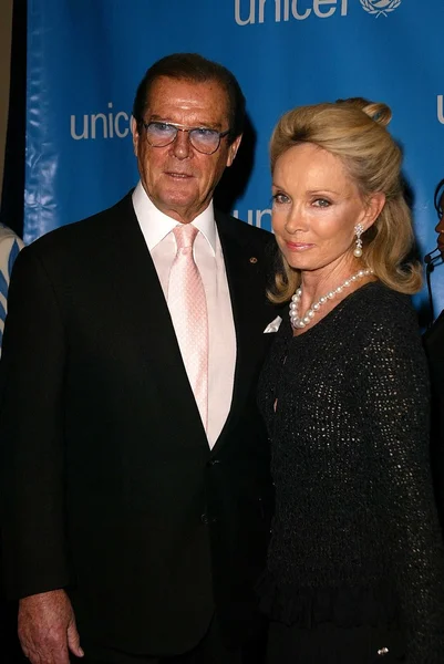 Roger Moore e esposa — Fotografia de Stock