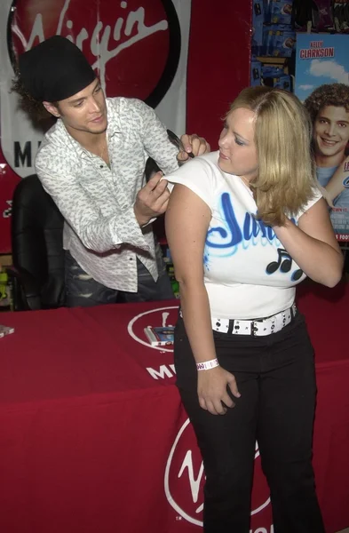 Justin guarini voldoet aan zijn fans — Stockfoto