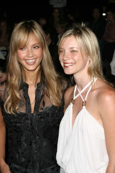 Jessica alba i amy smart — Zdjęcie stockowe