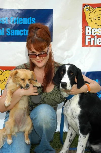 Sara Rue with Lil Bosquick and Bucket — Stock Photo, Image