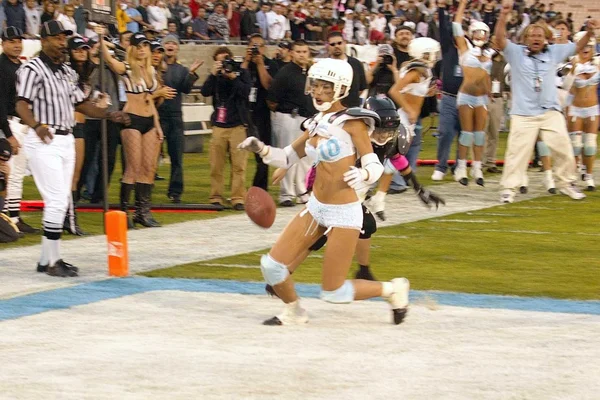 Gwendolyn Osbourne, scoring the winning touchdown — Stock Photo, Image