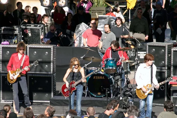 Sheryl Crow and band members — Stock Photo, Image