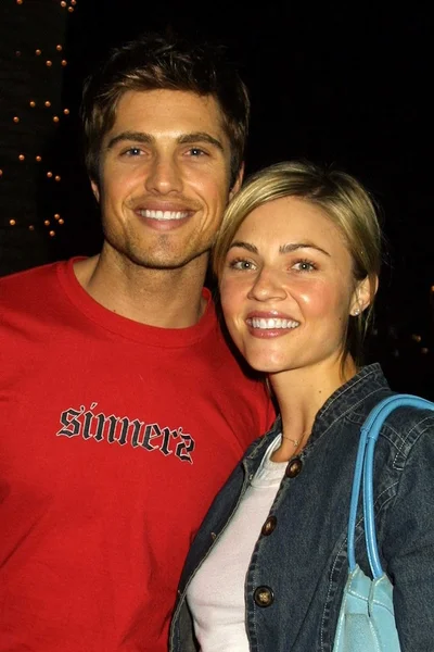 Eric winter und wife allison ford — Stockfoto