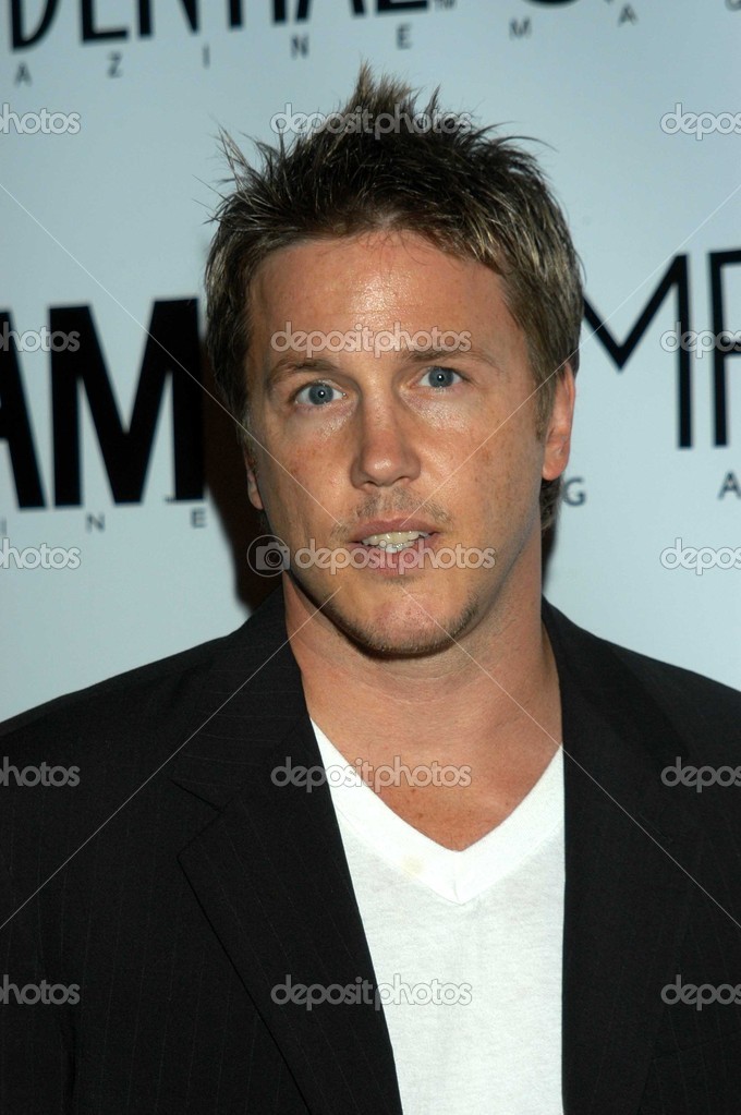 Lochlyn Munro Biography