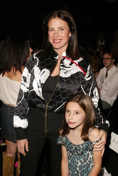 Mimi Rogers e la figlia Lucy — Foto Stock