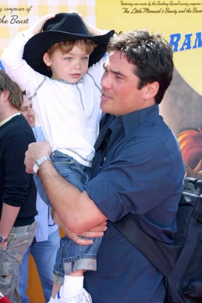 Dean cain och son — Stockfoto