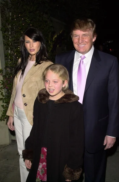 Donald Trump con Melania y el niño llegando — Foto de Stock