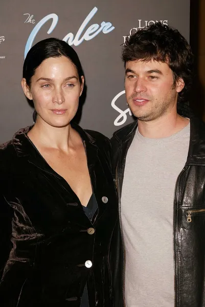 Carrie-Anne Moss and husband Steven Roy — Stock Photo, Image