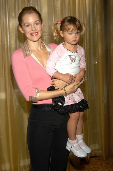 Pénélope Ann Miller et sa fille Eloisa — Photo