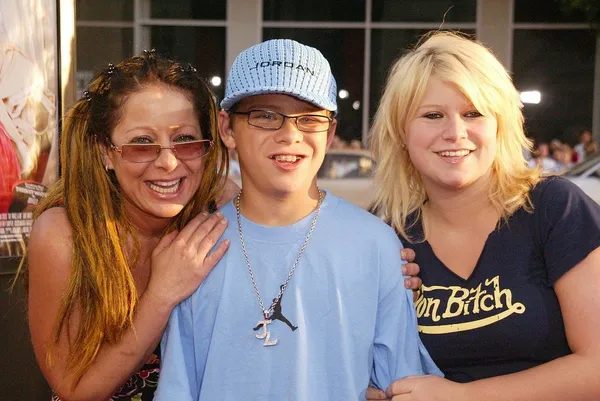 Jonathan lipnicki z mamą rhonda i siostra alexis — Zdjęcie stockowe